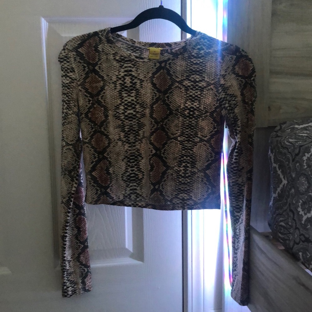 Cropped long sleeve snake skin print top
